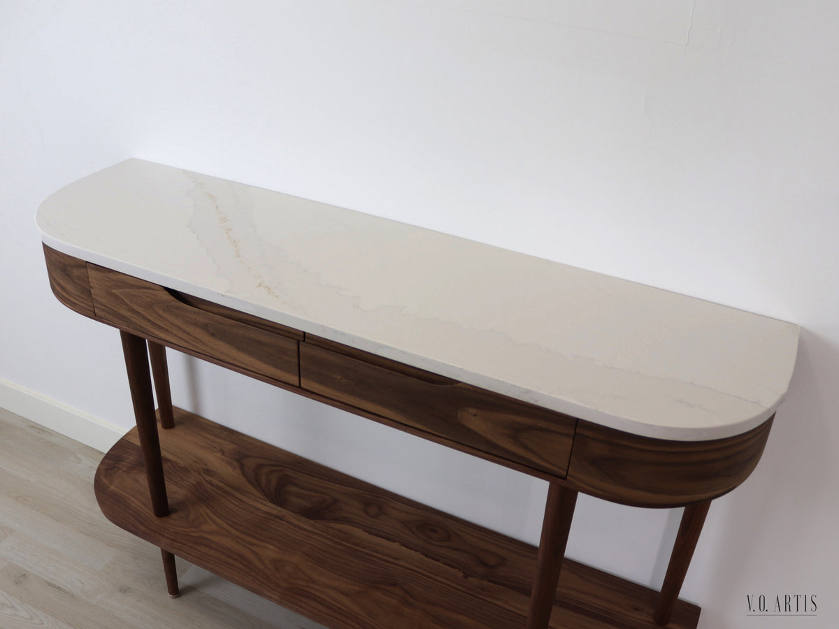 Console avec 2 tiroirs, tablette et 4 pieds en noyer américain massif avec plateau en marbre