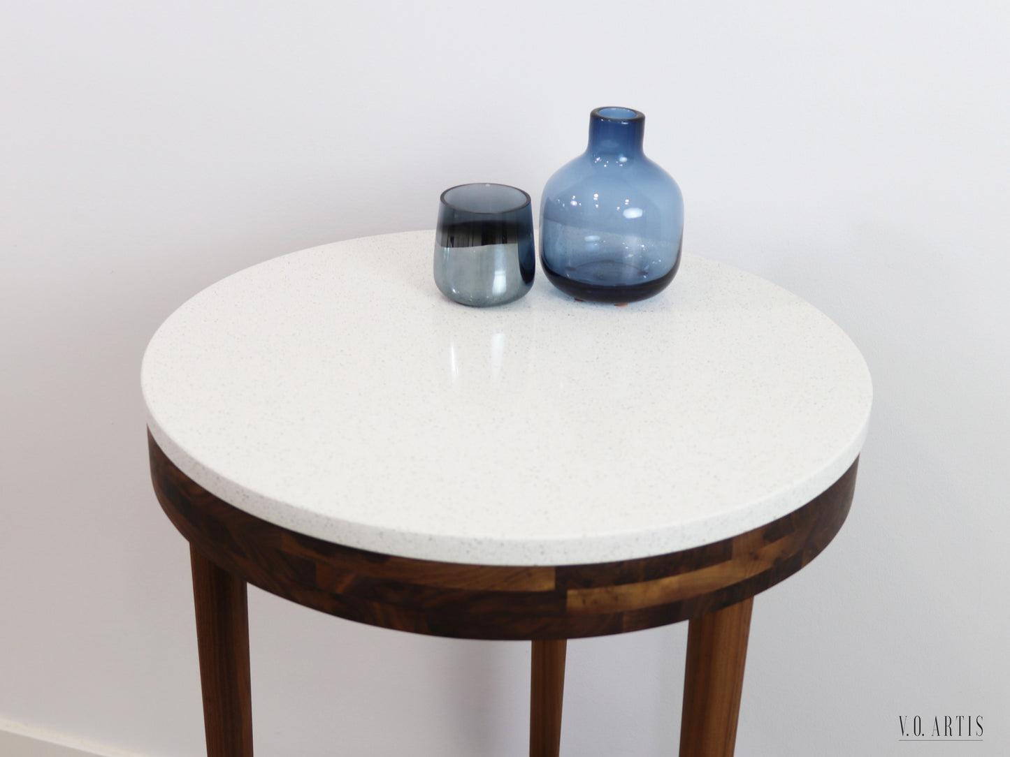 Round coffee table in solid  Walnut with shelf and marble top