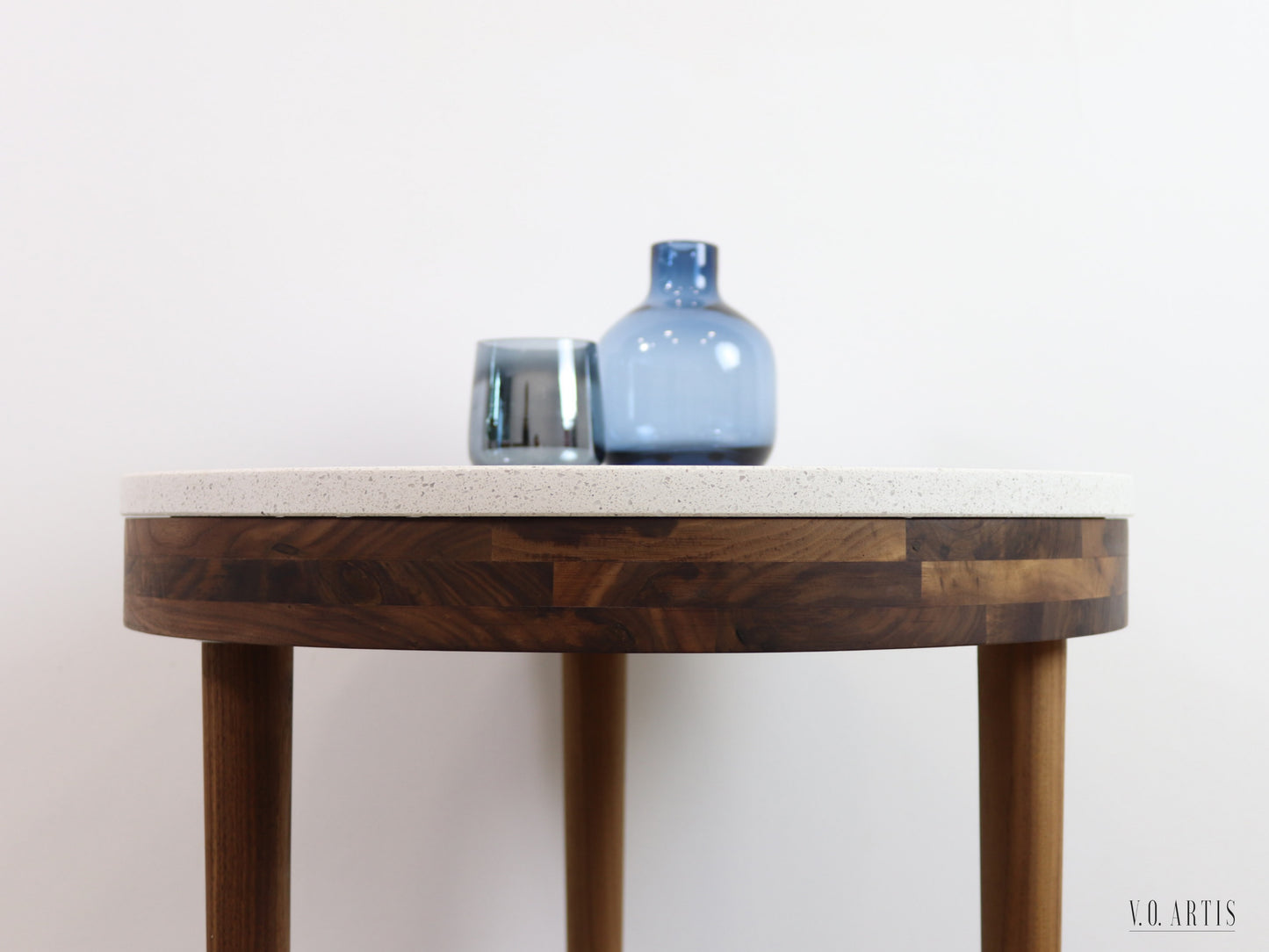 Round coffee table in solid  Walnut with shelf and marble top